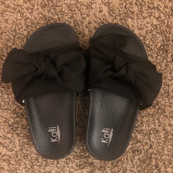 girls sliders size 11